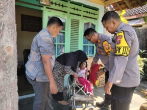 Bakti Sosial Polsek Natar, Kapolsek Salurkan Kursi Roda Gratis untuk Warga yang Membutuhkan