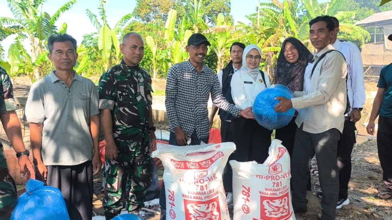 Ketahanan Pangan TMMD Diperkuat, Kodim 0620 Cirebon Salurkan 1.200 Bibit Lele dan 60 Kg Pakan untuk Warga Desa Luwung Kencana