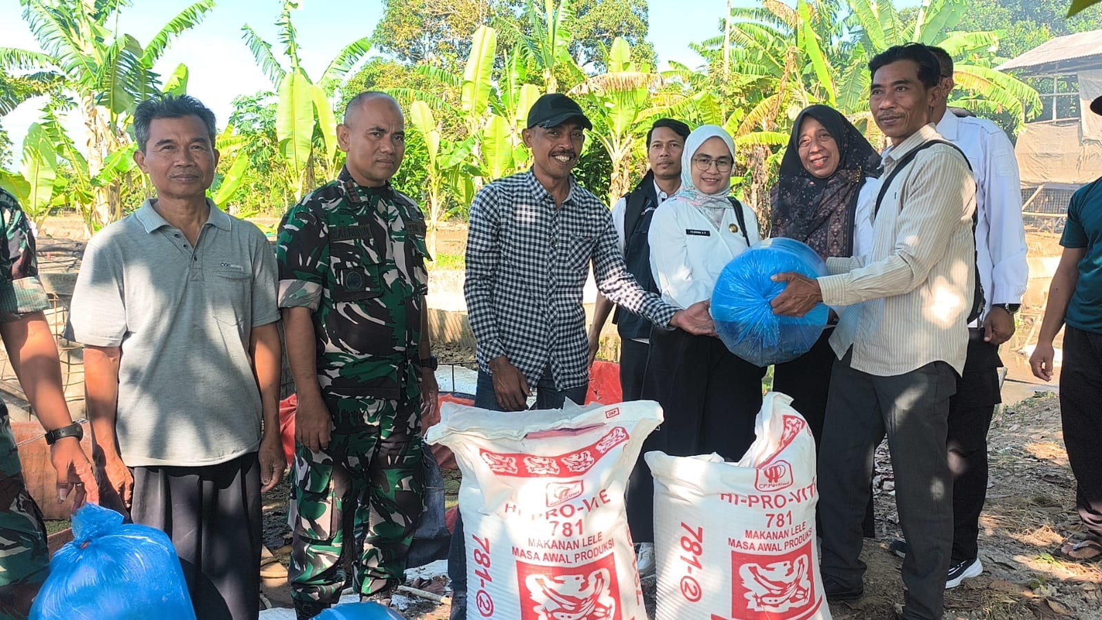Ketahanan Pangan TMMD Diperkuat, Kodim 0620 Cirebon Salurkan 1.200 Bibit Lele dan 60 Kg Pakan untuk Warga Desa Luwung Kencana