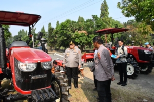 Bantuan Alsintan Cirebon Diperkuat, Kapolresta Serahkan Traktor Kementan untuk Percepat Swasembada Pangan Nasional