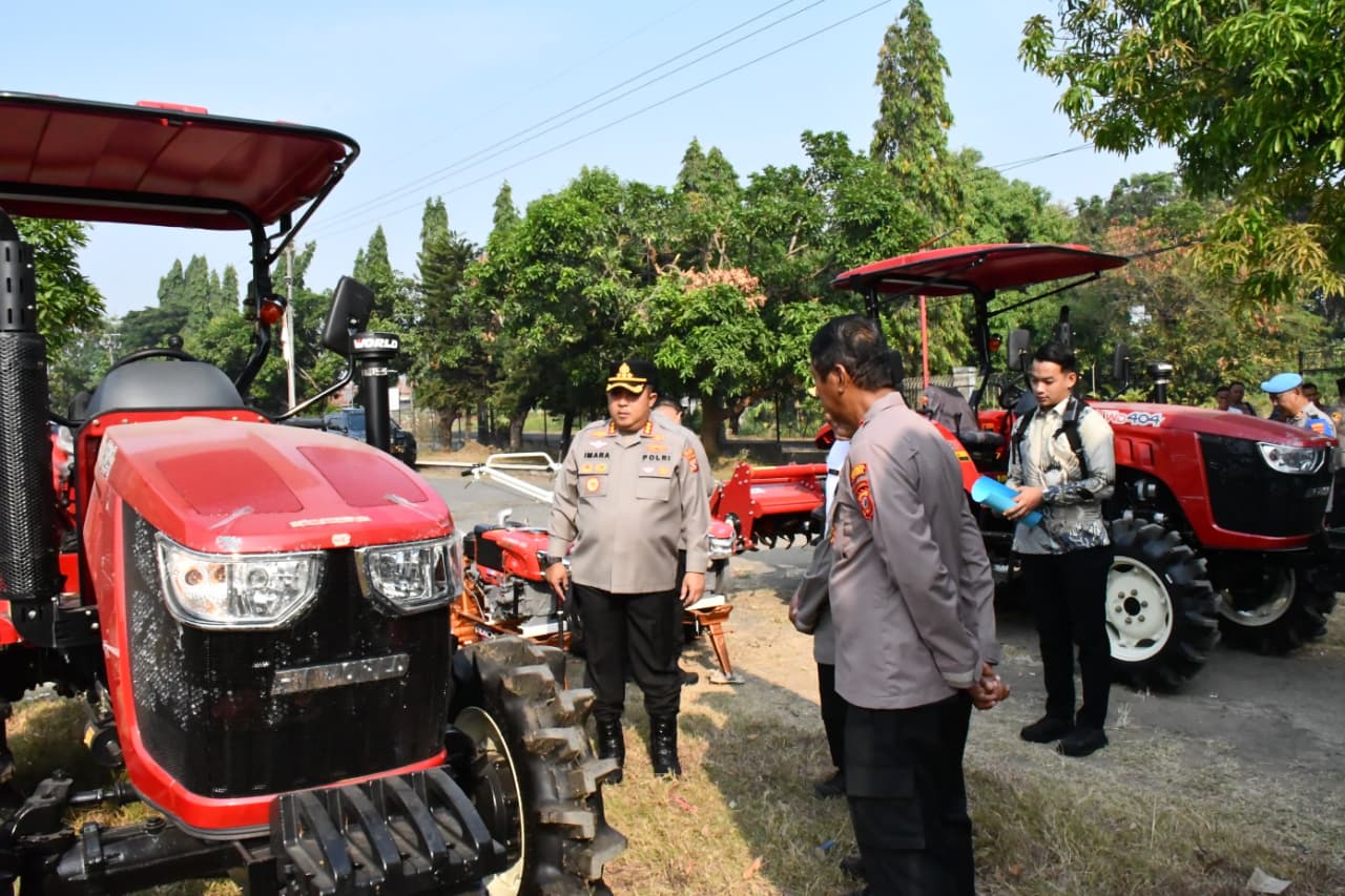 Bantuan Alsintan Cirebon Diperkuat, Kapolresta Serahkan Traktor Kementan untuk Percepat Swasembada Pangan Nasional