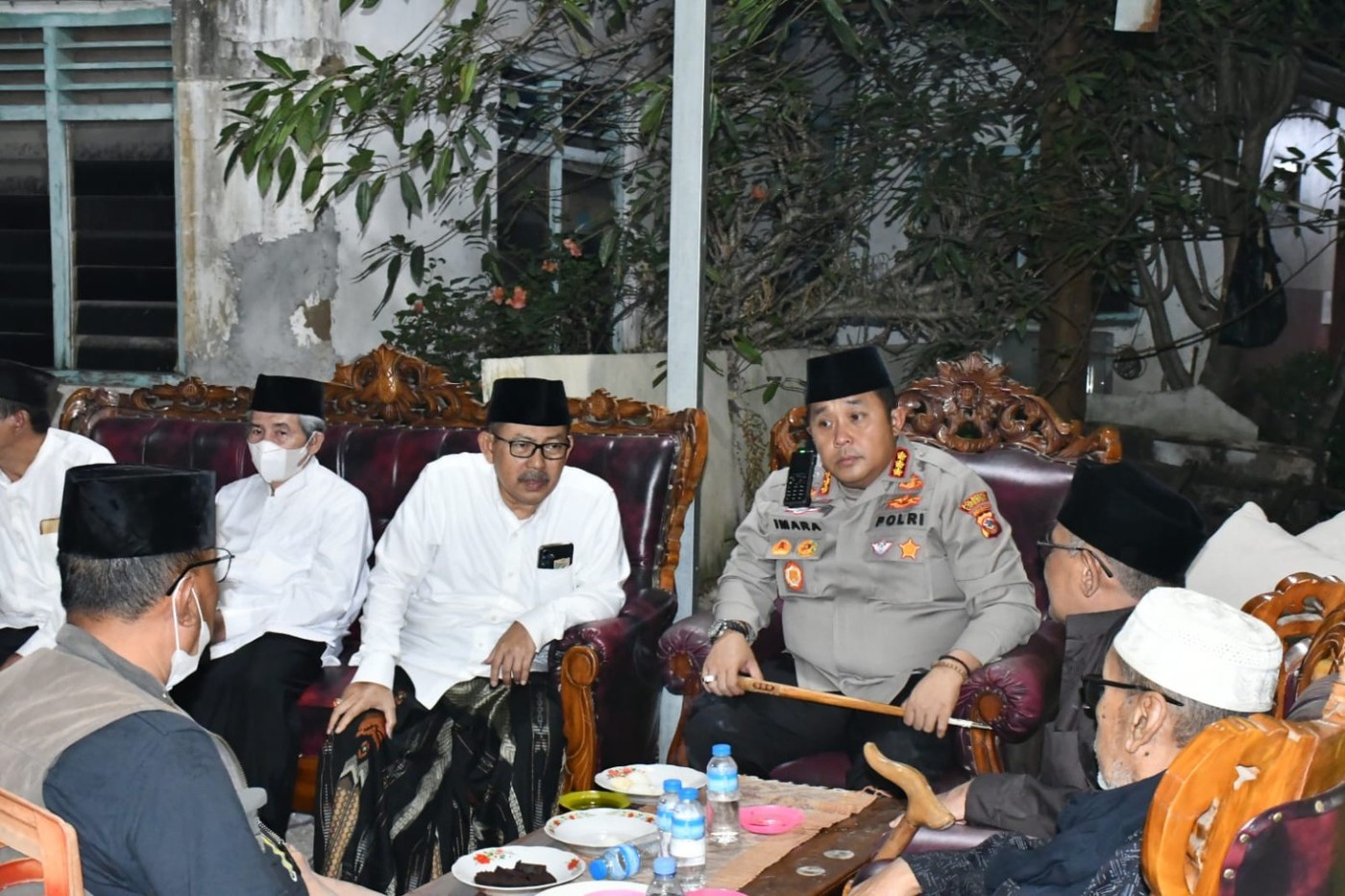 Kapolresta Cirebon Takziah ke Rumah Duka Sesepuh Pondok Buntet Pesantren KH. Hasanuddin Kriyani