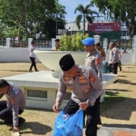 Polisi Bersihkan Sampah Usai Zikir HDA ke-21 di Masjid Raya Baiturrahman