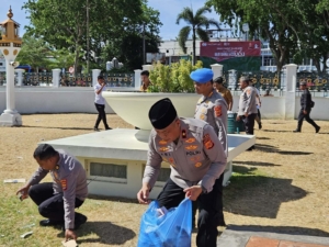 Polisi Bersihkan Sampah Usai Zikir HDA ke-21 di Masjid Raya Baiturrahman