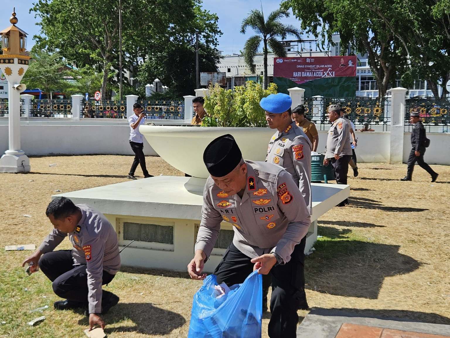 Polisi Bersihkan Sampah Usai Zikir HDA ke-21 di Masjid Raya Baiturrahman