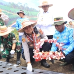 Dukung Swasembada Pangan, Kapolda Tanam Bawang Putih di Aceh Tengah