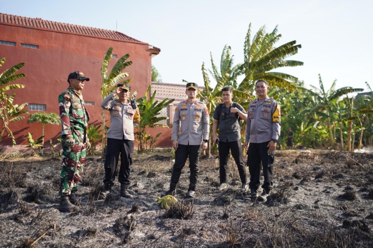 Kapolres Cirebon Kota Cek TKP Kebakaran Lahan di Kedawung