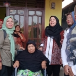 Bantuan Kursi Roda, Eva Dwiana Hadir Langsung di Tengah Warga Kemiling