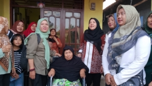 Bantuan Kursi Roda, Eva Dwiana Hadir Langsung di Tengah Warga Kemiling