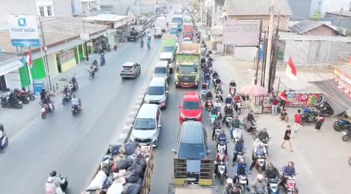 Antrean Panjang di Jalan Cikarang–Cibarusah, Proyek Perbaikan Jalan Disorot Saat Jam Sibuk