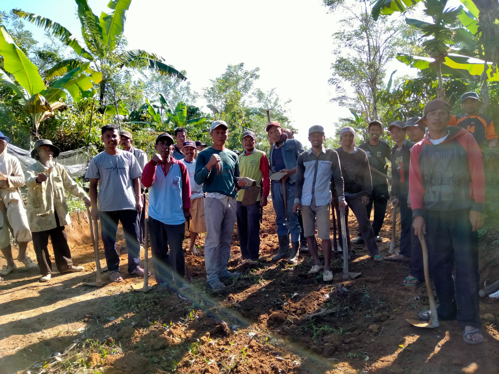 Gotong Royong Warga Sukamakmur Perkuat Akses Penghubung Antar-Pekon