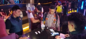 Razia Tempat Hiburan Malam di Cirebon, Polisi Amankan 6 Botol Miras