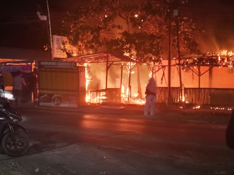 Warung Jajanan di Sukanegara Ludes Terbakar, Diduga Dipicu Pembakaran Sampah