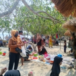 Waspada Debu Vulkanik Gunung Anak Krakatau, Pantai Pasir Putih Tetap Ramai Dikunjungi Wisatawan