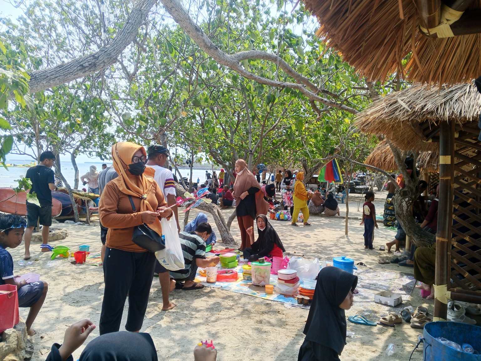 Waspada Debu Vulkanik Gunung Anak Krakatau, Pantai Pasir Putih Tetap Ramai Dikunjungi Wisatawan