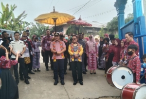 766 Seragam Gratis Pemkab Lambar Hapus Jurang Kaya Miskin di Sekincau
