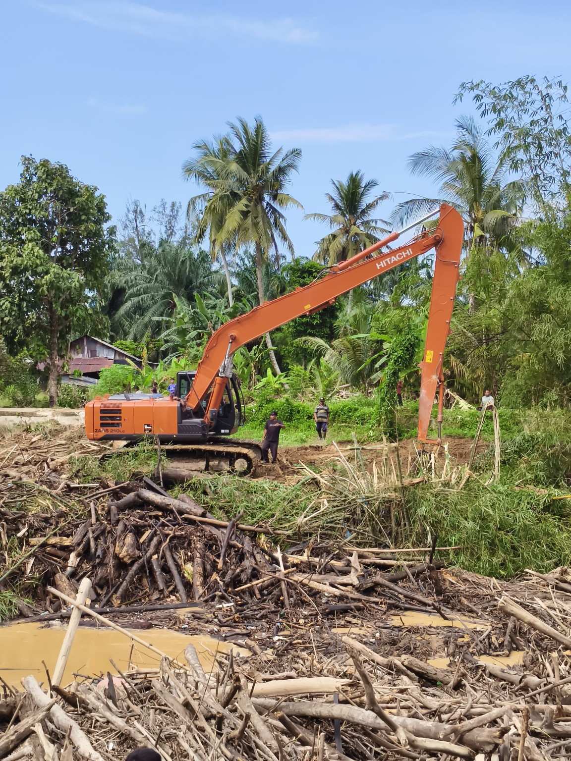 Pembersihan Krueng Langsa Dipercepat, Dua Excavator Angkat Material Sisa Banjir