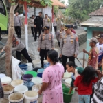 Polres Kuningan Salurkan Bantuan Air Bersih ke Dua Desa yang Dilanda Krisis