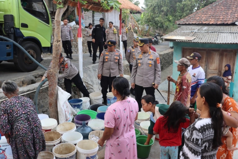 Polres Kuningan Salurkan Bantuan Air Bersih ke Dua Desa yang Dilanda Krisis