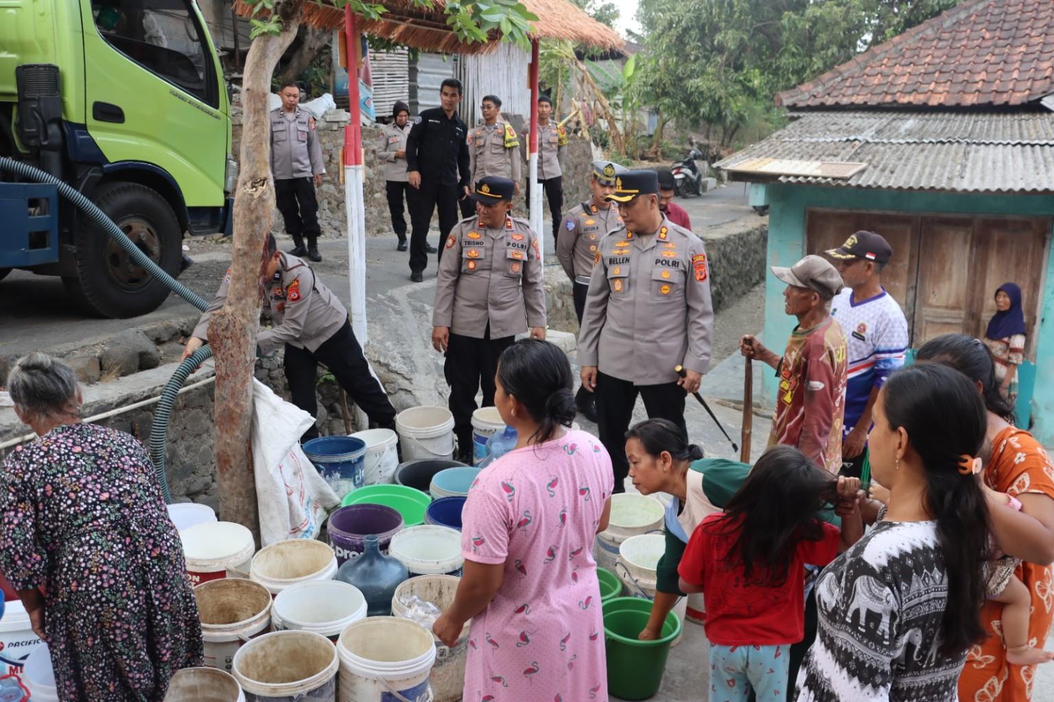 Polres Kuningan Salurkan Bantuan Air Bersih ke Dua Desa yang Dilanda Krisis