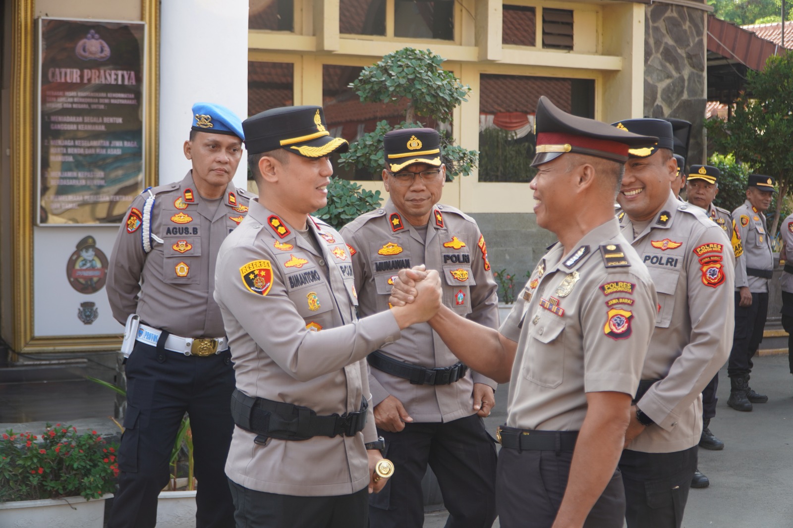 Kenaikan Pangkat Pengabdian, Kapolres Cirebon Kota Apresiasi Dedikasi Dua Personel
