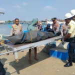 Evakuasi Jenazah ABK, Polsek KPC dan Sat Polairud Tunjukkan Empati di Pelabuhan Cirebon