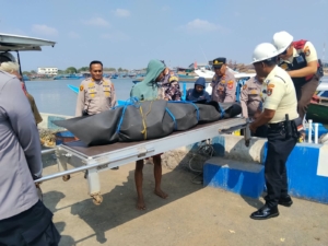 Evakuasi Jenazah ABK, Polsek KPC dan Sat Polairud Tunjukkan Empati di Pelabuhan Cirebon
