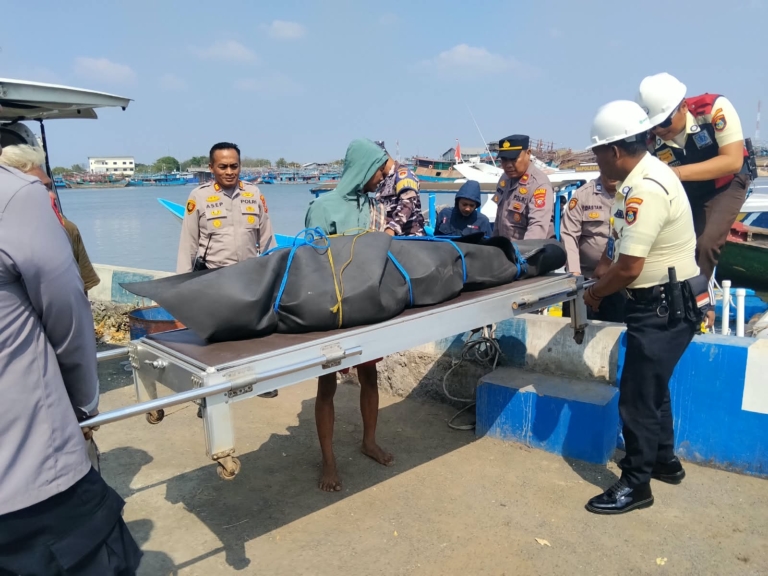 Evakuasi Jenazah ABK, Polsek KPC dan Sat Polairud Tunjukkan Empati di Pelabuhan Cirebon