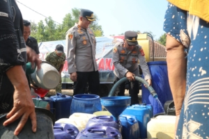 Polres Kuningan Salurkan Air Bersih dan Pengobatan Gratis di Cihanjaro