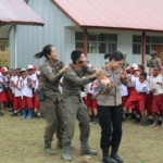 Dukungan Psikologis Satgas Damai Cartenz Menyentuh Anak-Anak SD Inpres Kago