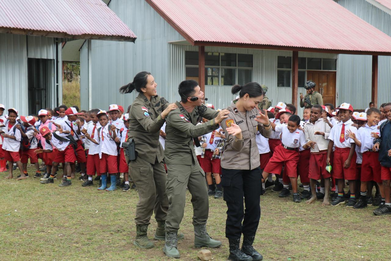 Dukungan Psikologis Satgas Damai Cartenz Menyentuh Anak-Anak SD Inpres Kago