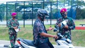 Masker untuk Warga Terdampak Erupsi Anak Gunung Krakatau, Prajurit Brigif 4 Mar/BS Bergerak