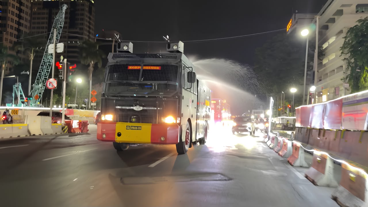 Brimob Antisipasi Abu Vulkanik Anak Krakatau, Jalan Disemprot dan Masker Dibagikan