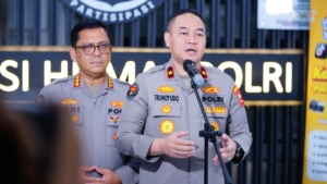 Polri Kerahkan Water Cannon dan Bagikan Masker untuk Warga Terdampak Erupsi Gunung Anak Krakatau
