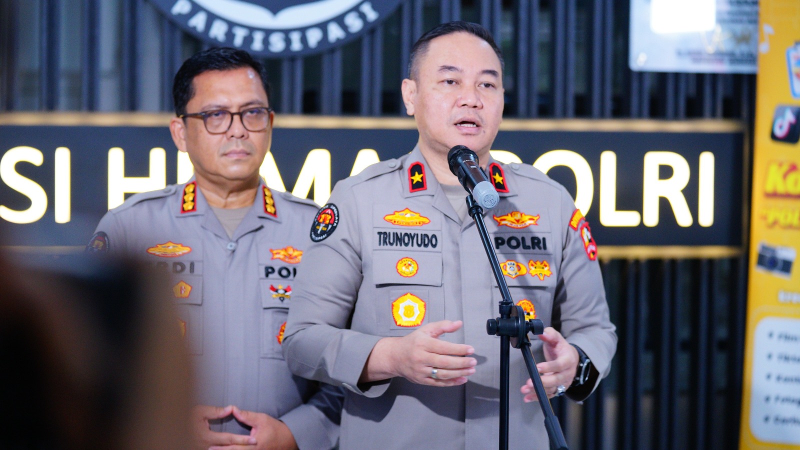 Polri Kerahkan Water Cannon dan Bagikan Masker untuk Warga Terdampak Erupsi Gunung Anak Krakatau