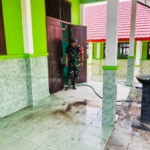 Babinsa Bersihkan Abu Vulkanik di SMPN 3 Jati Agung, Pastikan Sekolah Kembali Aman