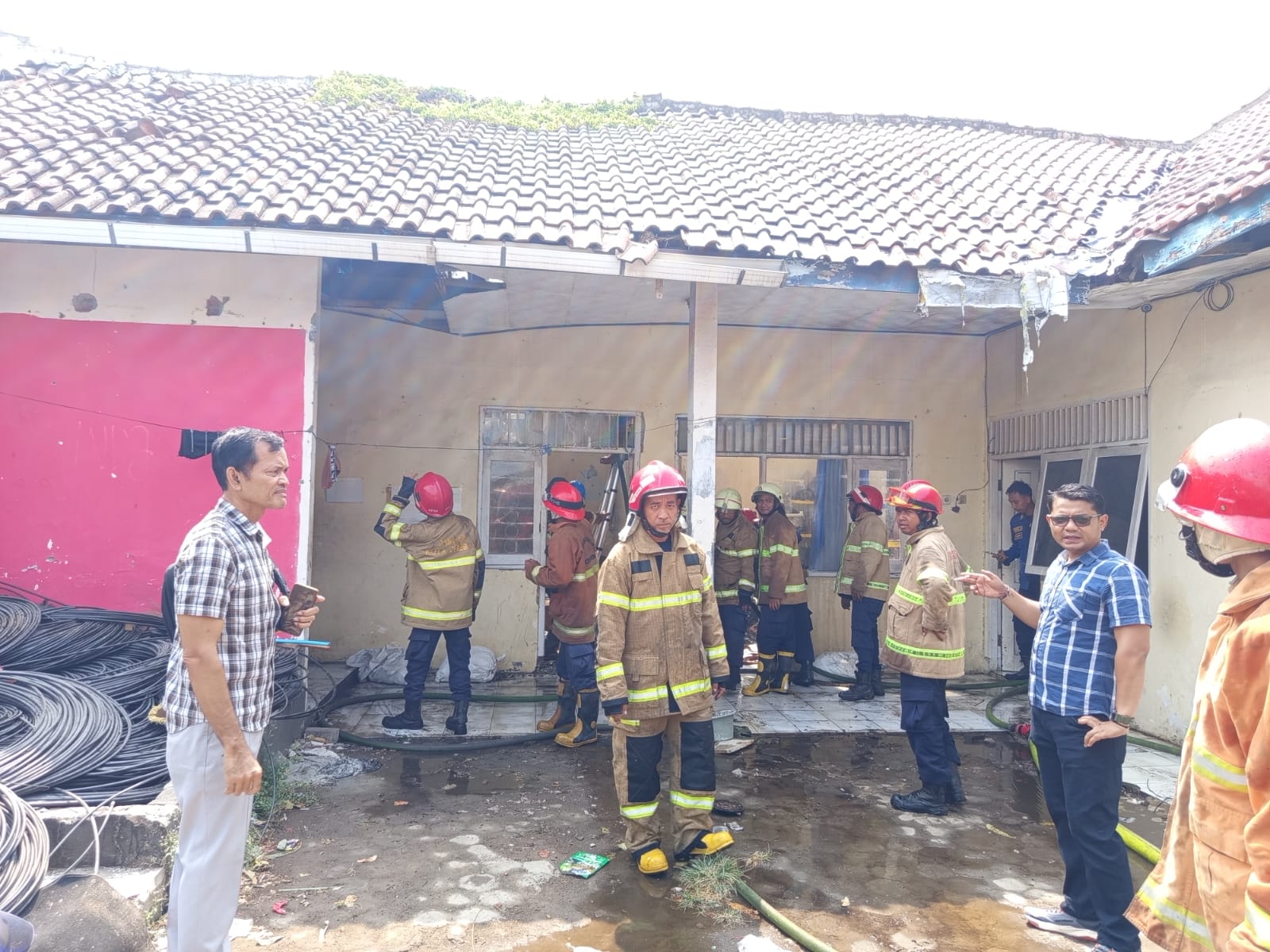 Kebakaran Gudang Wifi Dipadamkan Polsek Seltim Bersama Damkar Kota Cirebon