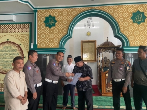 Jumat Berkah Ditlantas Polda Lampung: Bersihkan Masjid dan Salurkan Bantuan Sembako