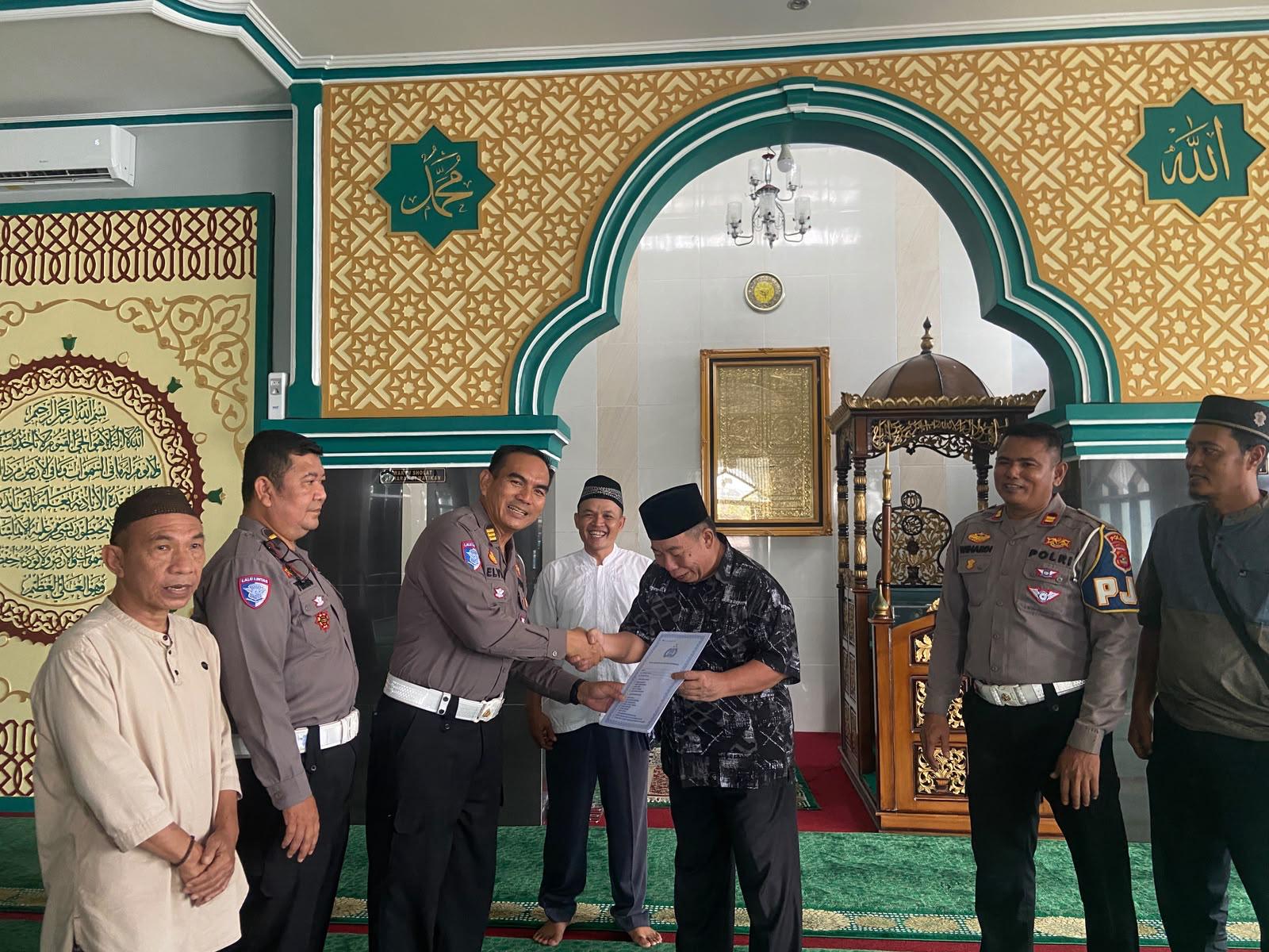 Jumat Berkah Ditlantas Polda Lampung: Bersihkan Masjid dan Salurkan Bantuan Sembako