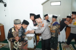 Kapolres Cirebon Kota Jumat Keliling, Bangun Silaturahmi Bersama Warga di Masjid Nurul Jannah