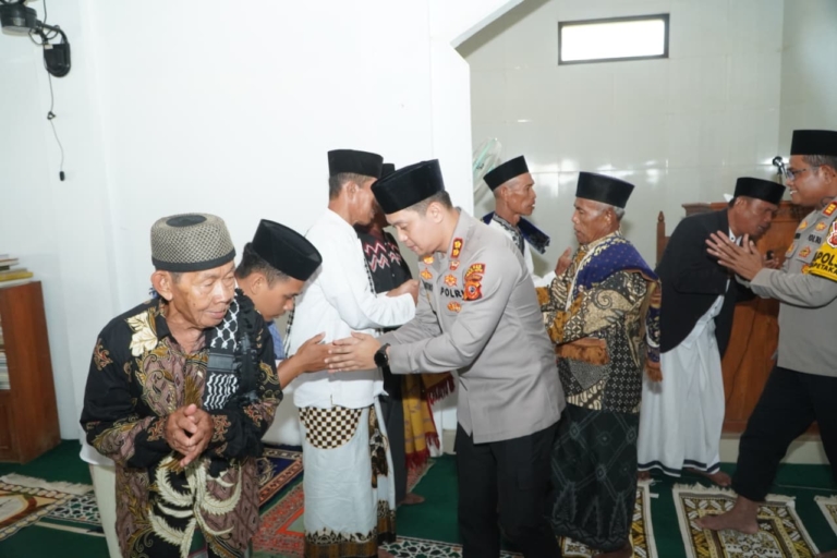 Kapolres Cirebon Kota Jumat Keliling, Bangun Silaturahmi Bersama Warga di Masjid Nurul Jannah