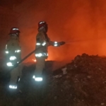 Kebakaran Lahan Kosong Bekas PMI Kedawung Cepat Ditangani, Kapolsek Turun Langsung ke TKP