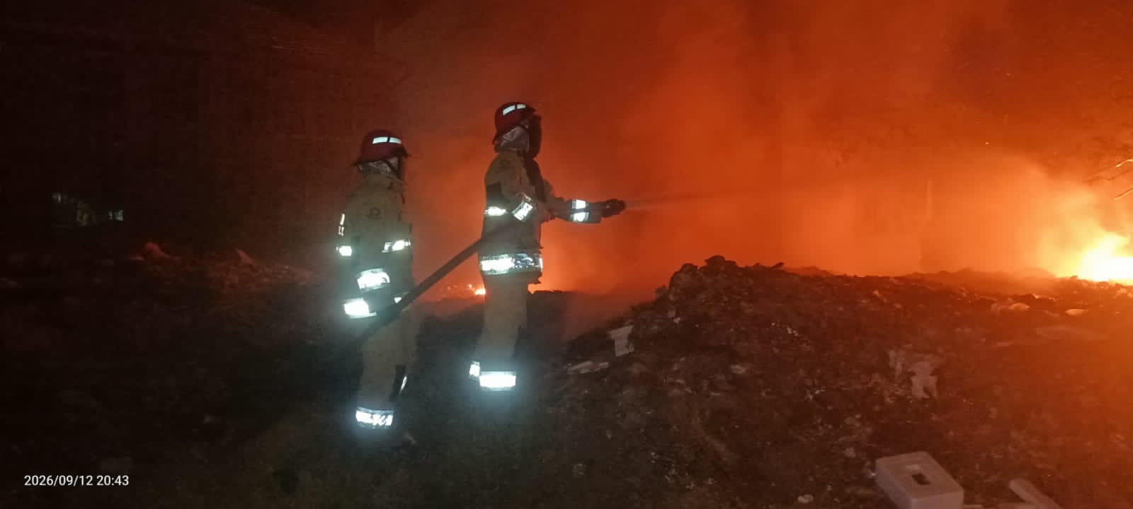 Kebakaran Lahan Kosong Bekas PMI Kedawung Cepat Ditangani, Kapolsek Turun Langsung ke TKP
