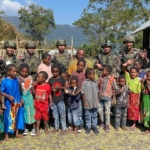 Patroli Damai Cartenz di Puncak Jaya, Personel Sapa Anak Sekolah Minggu di Gereja Dondobaga