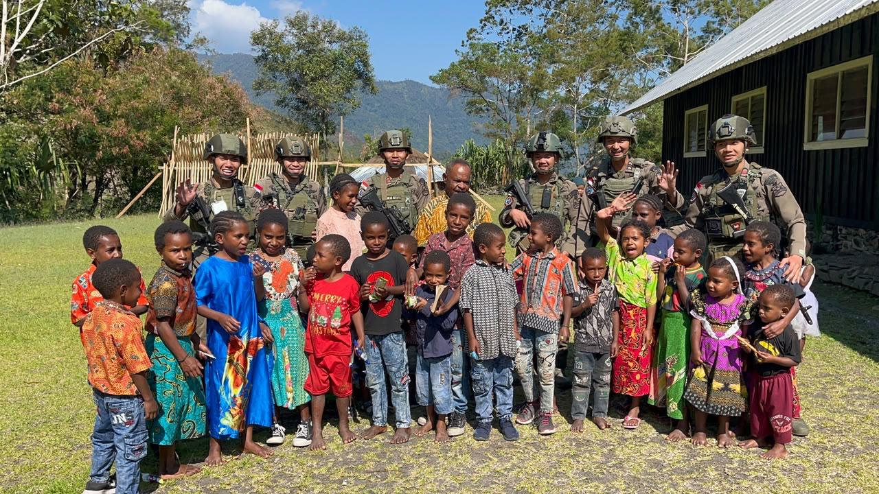Patroli Damai Cartenz di Puncak Jaya, Personel Sapa Anak Sekolah Minggu di Gereja Dondobaga
