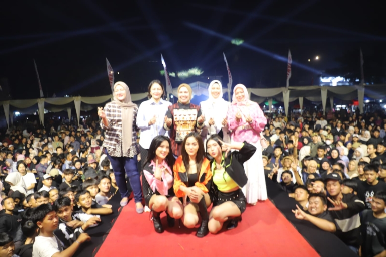 Warga Lampung Barat Bergoyang di Puncak HUT ke-35, Aura Tiga Bikin Lapangan Merdeka Bergemuruh