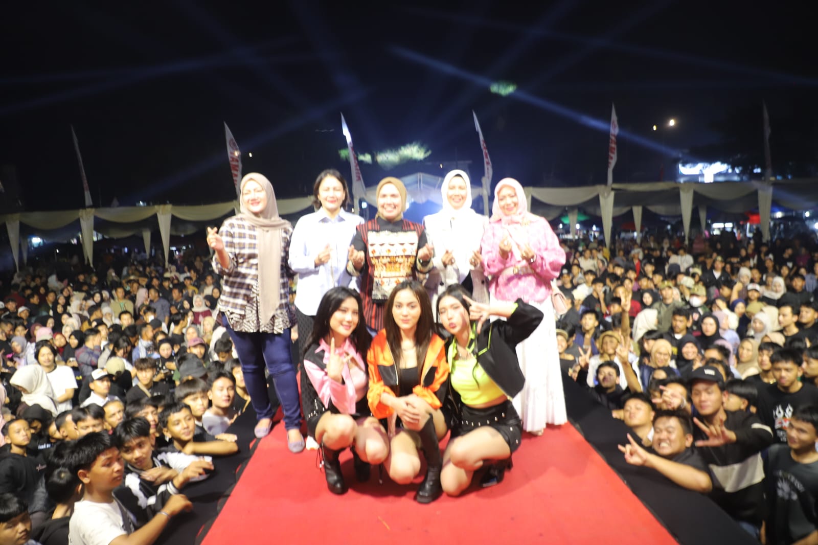 Warga Lampung Barat Bergoyang di Puncak HUT ke-35, Aura Tiga Bikin Lapangan Merdeka Bergemuruh