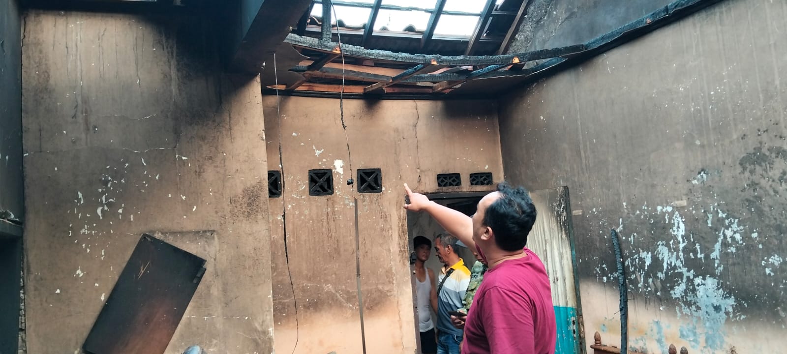 Kebakaran Rumah di Banjarwangunan, Polsek Mundu dan Damkar Bergerak Cepat