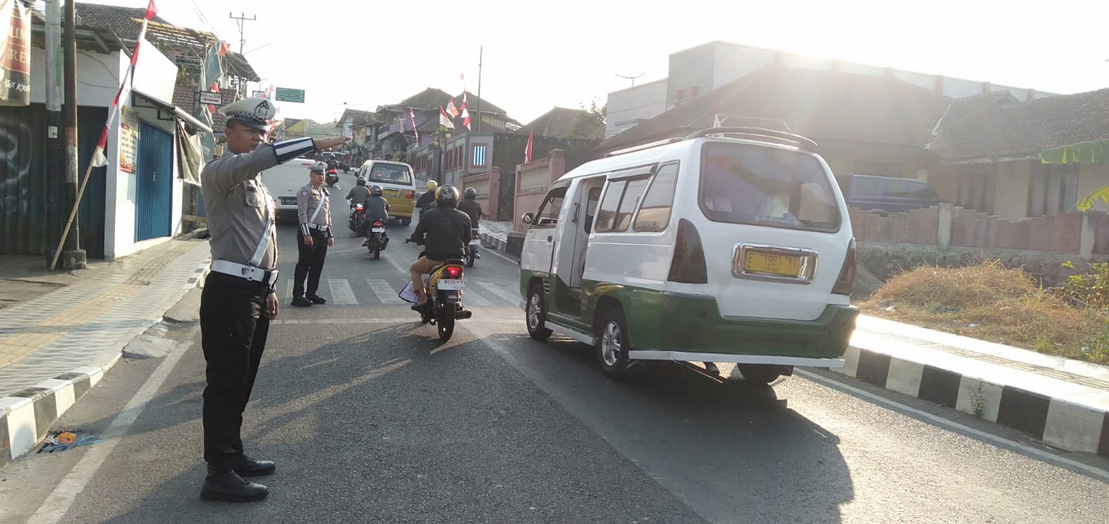 Personel Siaga Pagi Polres Kuningan Perkuat Pengaturan Lalu Lintas di Titik Rawan