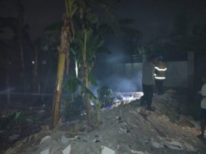 Gerak Cepat Polsek Kesambi dan Damkar Padamkan Kebakaran Lahan Kosong di Sunyaragi Cirebon